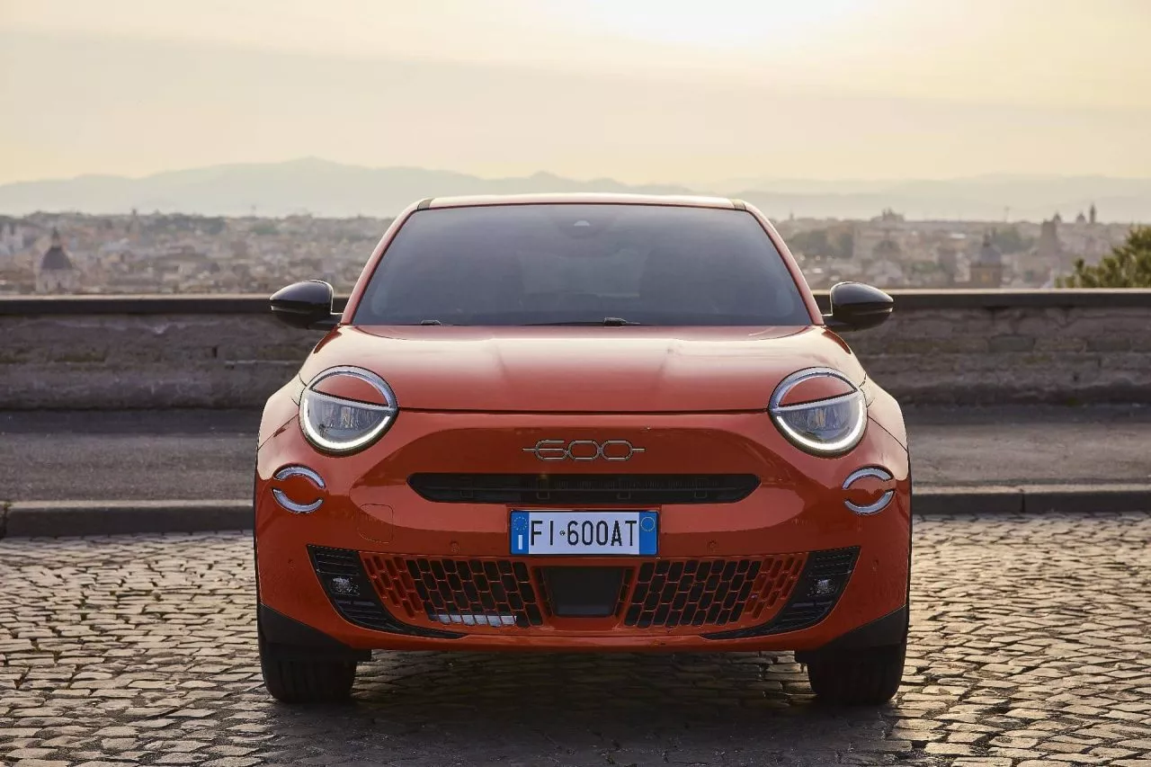 Vista frontal completa del Fiat 600, mostrando su diseño compacto.