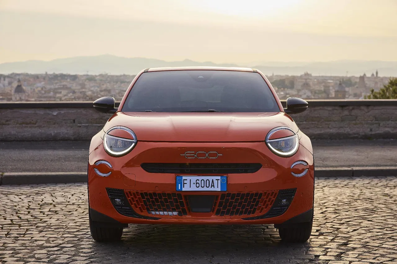 Vista frontal completa del Fiat 600, mostrando su diseño compacto.