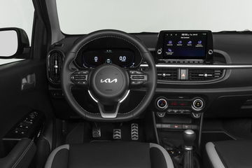 Vista del volante y sistema de infotainment del Kia Picanto.