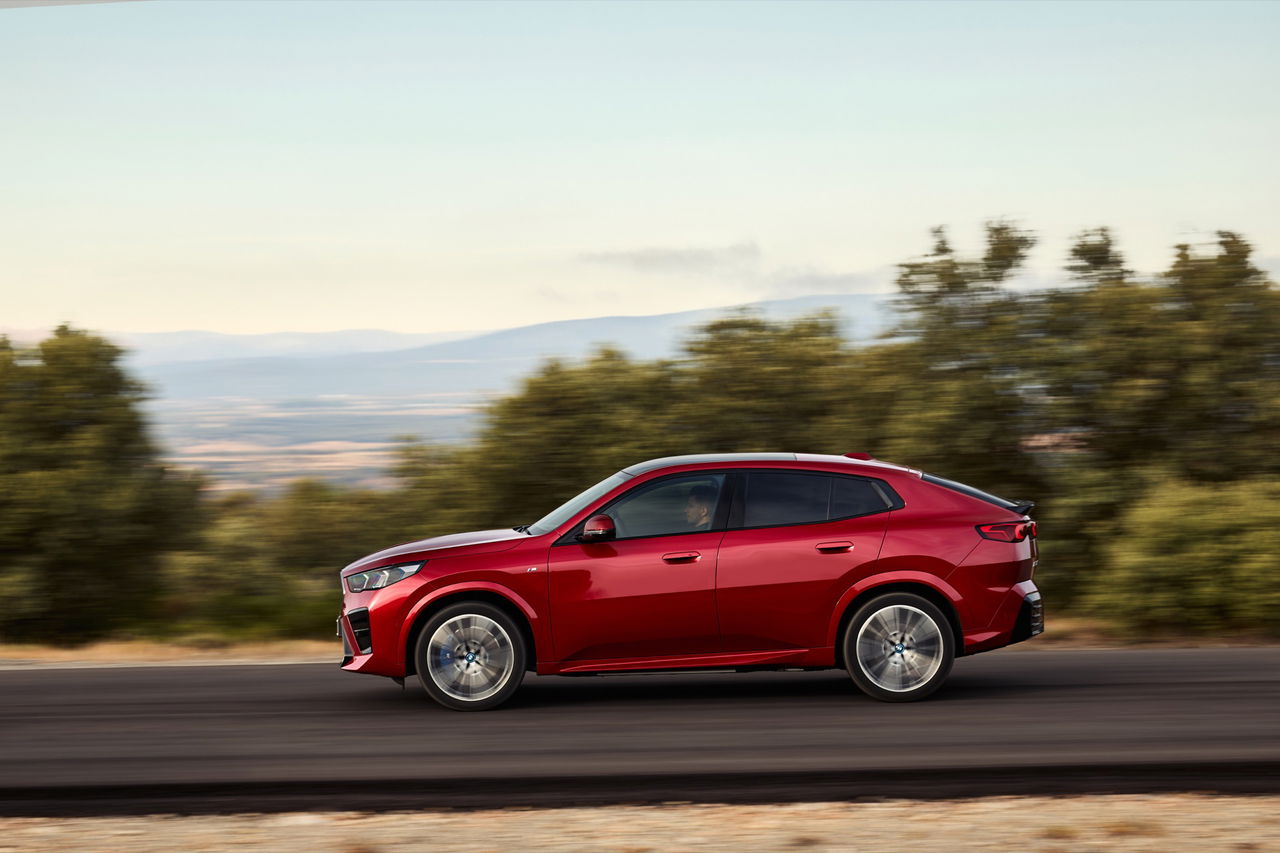 BMW X2 en rojo destacando su diseño lateral dinámico.