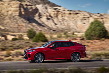 Vista lateral que muestra la elegante línea de diseño de BMW X2 en movimiento.