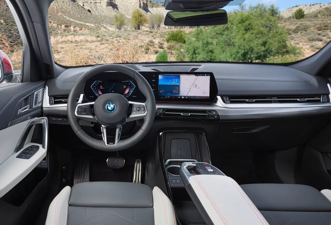 Vista del volante y consola central del BMW X2, enfocando en la ergonomía y estilo.