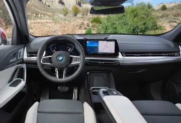 Vista del volante y consola central del BMW X2, enfocando en la ergonomía y estilo.