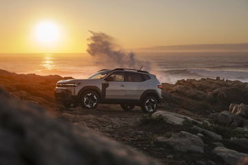 Dacia Duster en entorno natural al atardecer, mostrando su perfil lateral.