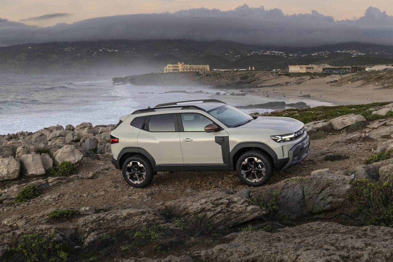 Perspectiva trasera y lateral del Dacia Duster, destacando su diseño robusto.