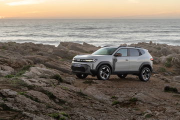 Vista del mando multifunción en volante Dacia Duster.