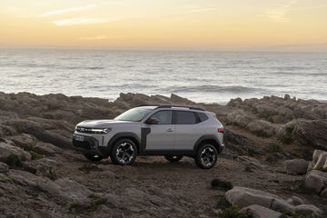 Vista de los controles integrados en el volante del Dacia Duster