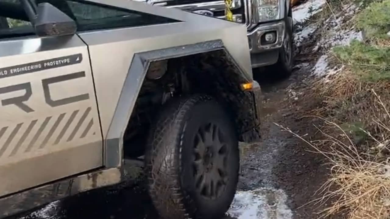 Una Cybertruck se queda tirada en la nieve y tiene que ser remolcada por dos camionetas Ford