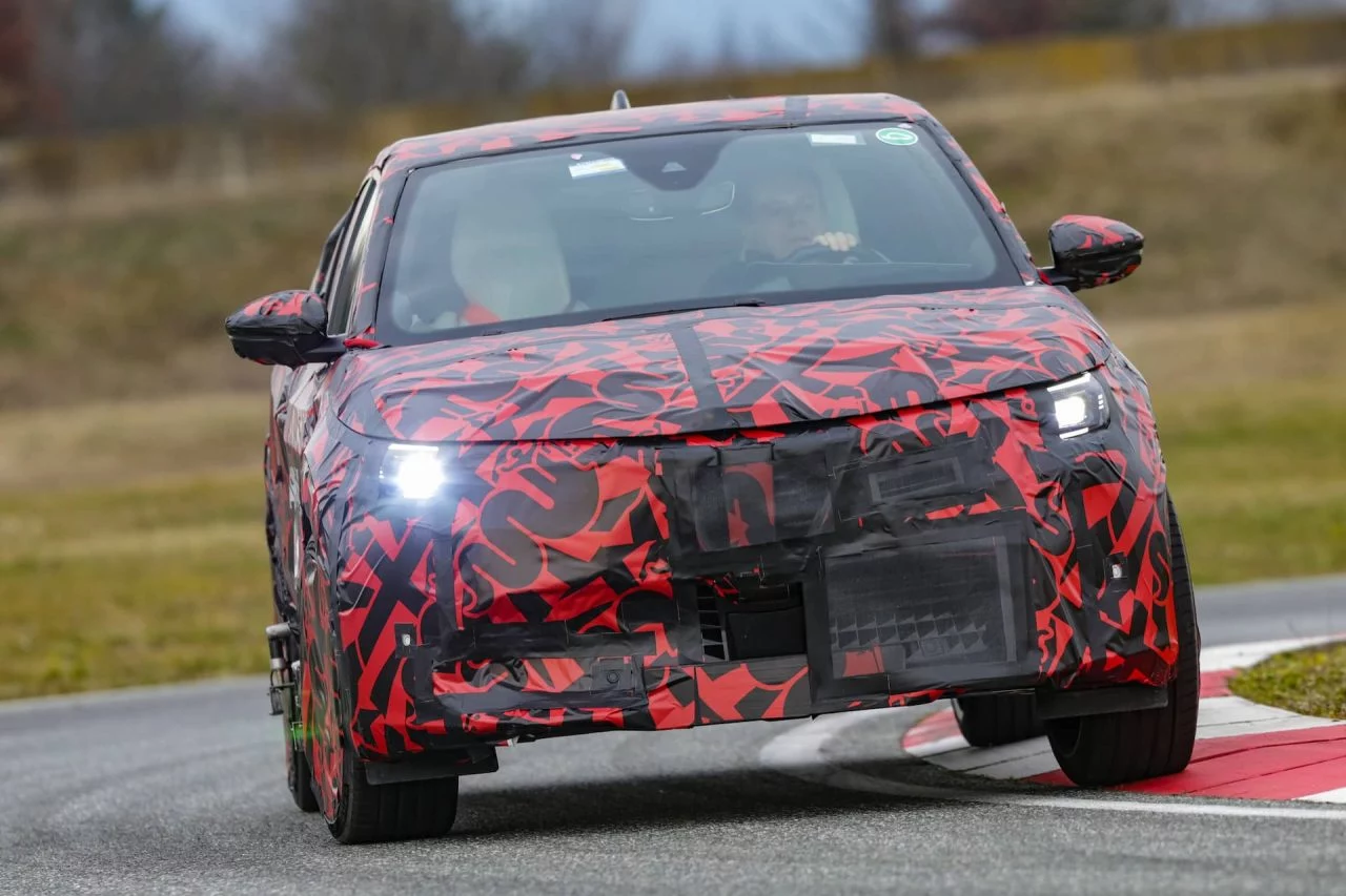 Alfa Romeo Milano captado en fase de pruebas con camuflaje, vista delantera y lateral.