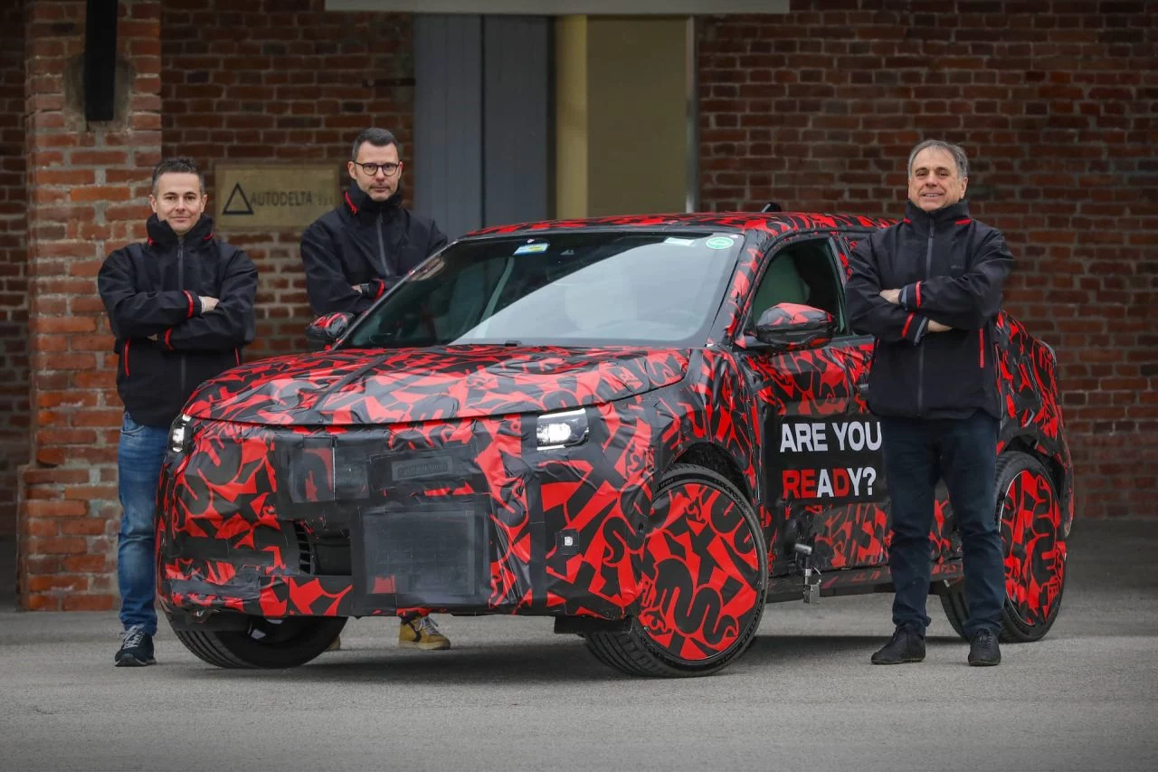 Vista del Alfa Romeo Milano en etapa de pruebas con camuflaje.