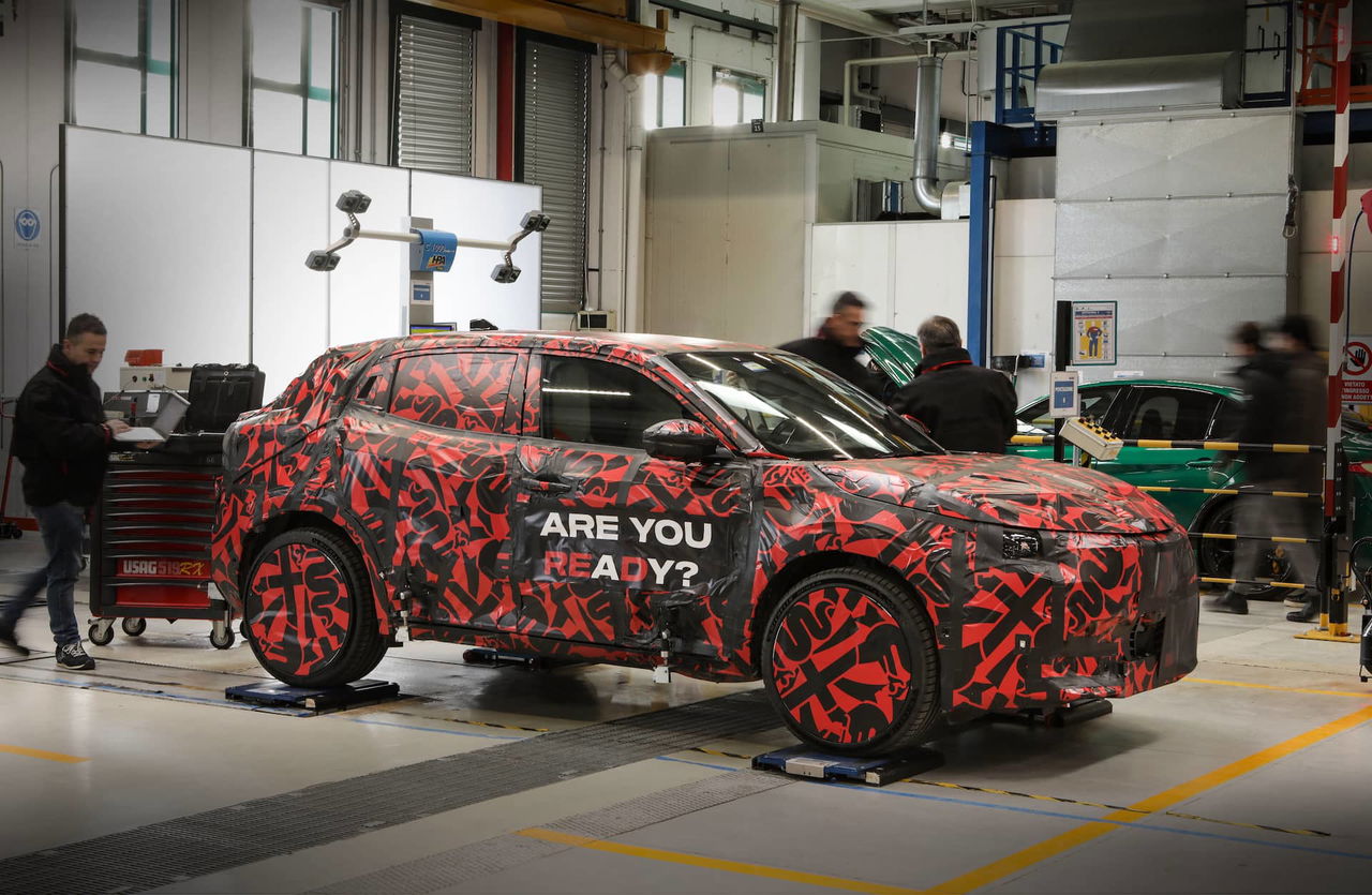 Vista lateral del Alfa Romeo Milano durante pruebas, camuflaje distintivo.