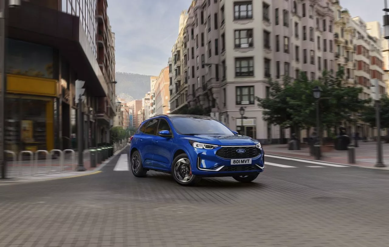 Vista dinámica del Ford Kuga enfocando su ángulo frontal y lateral en la ciudad.