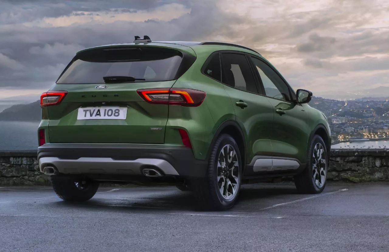 Vista trasera y lateral que muestra diseño y proporciones del Ford Kuga