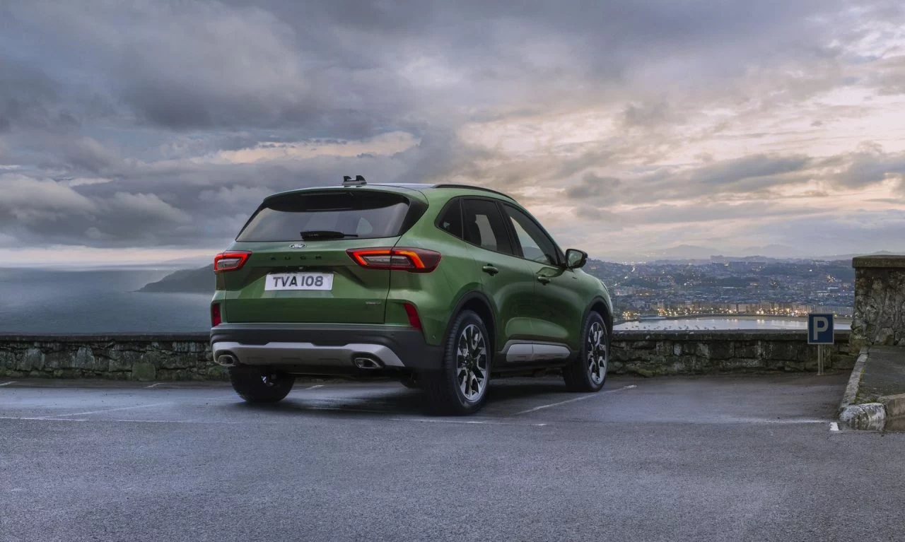 Vista trasera y lateral del Ford Kuga destacando su diseño dinámico.