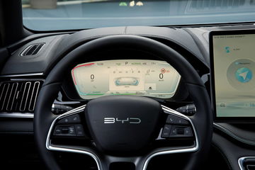 Vista del volante y cuadro de instrumentos digital del BYD Seal U.