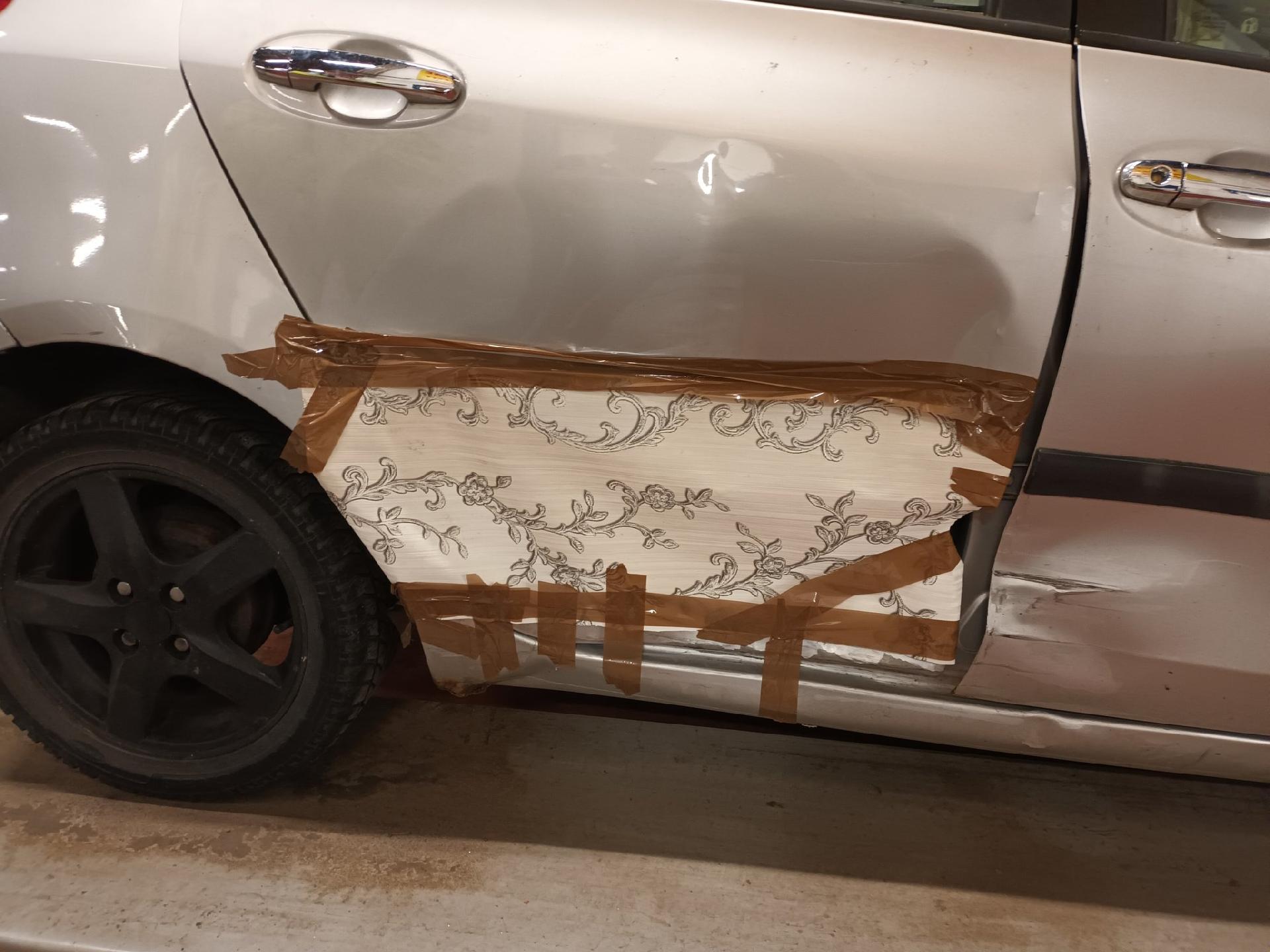 Detenido por circular con su coche reparado con papel pintado