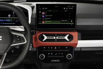 Vista cercana del sistema de infotainment del Dacia Spring.