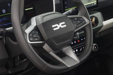 Imagen del volante y consola central del Dacia Spring, mostrando su diseño y ergonomía.