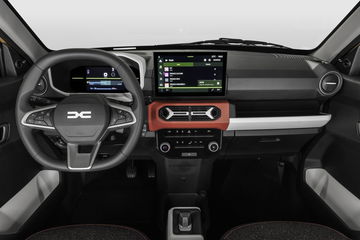 Vista del volante y sistema de infotainment del Dacia Spring.