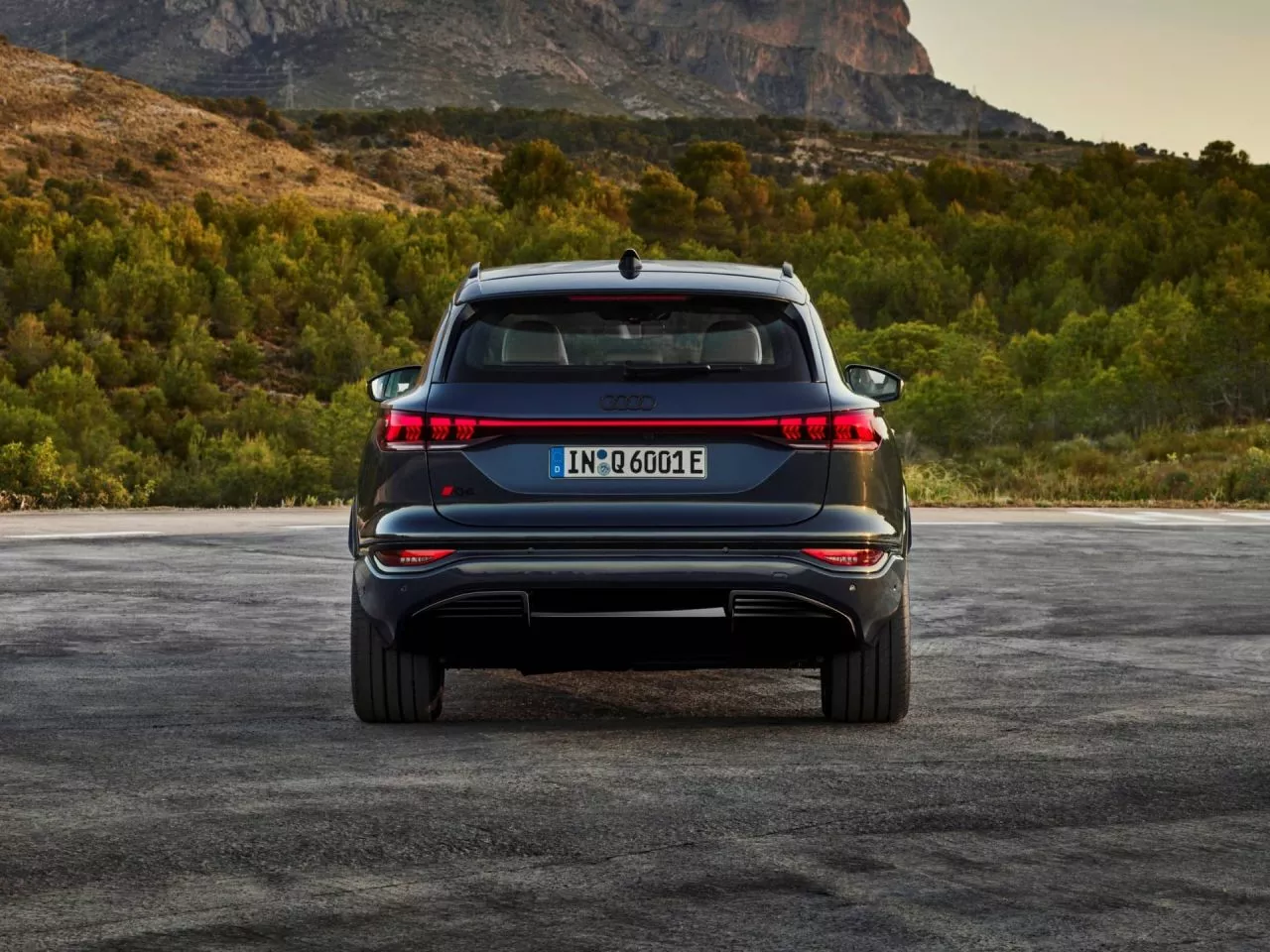 Vista trasera del Audi Q6 e-tron destacando su diseño de luces LED.