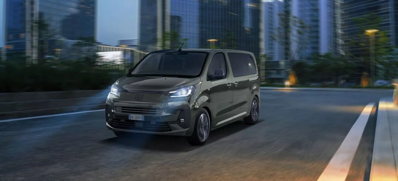 Vista dinámica del Fiat E-Ulysse con iluminación urbana de fondo