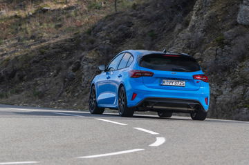 Vista dinámica del Ford Focus ST 2024, destacando su diseño deportivo y aerodinámico.