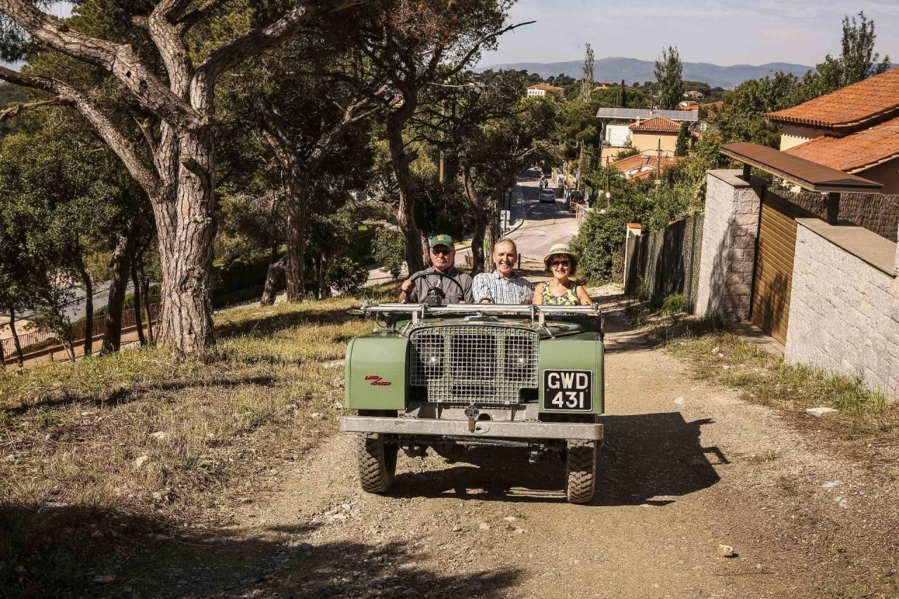 Land Rover Serie I recorriendo caminos rurales, clásico todoterreno.