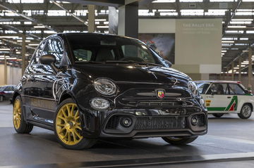 Vista lateral Abarth 695 75 Anniversario destacando llantas oro