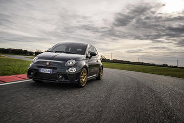 Abarth celebra su 75º aniversario con una edición que combina deportividad y estilo.