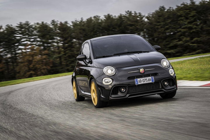 Vista dinámica de un Abarth celebrando su 75 aniversario en circuito, destacando su agilidad y diseño.