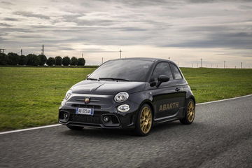 Vista dinámica de un Abarth en celebración de su 75 aniversario, acabados exclusivos.