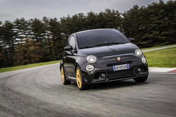 Vista dinámica del Abarth celebrando su 75 aniversario en circuito.