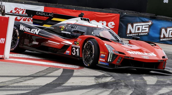 Cadillac en acción durante la carrera IMSA, destacando su poderío y aerodinámica