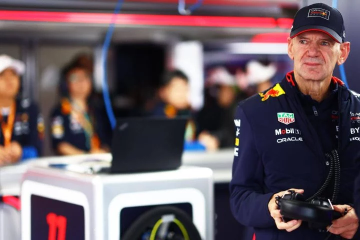 Adrian Newey en el paddock del GP de Miami vigilando los preparativos de Red Bull Racing.