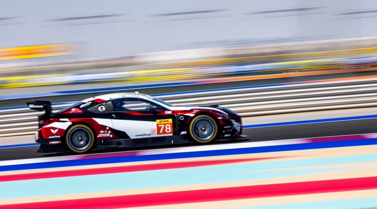 Lexus RC F GT3 en dinámica lateral, capturando su perfil competitivo.