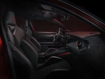 Vista lateral delantera del habitáculo del Alfa Romeo Junior 2024, destacando su diseño deportivo.