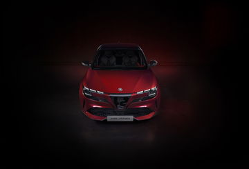 Vista frontal del nuevo Alfa Romeo Junior 2024 en un tono rojo Brera