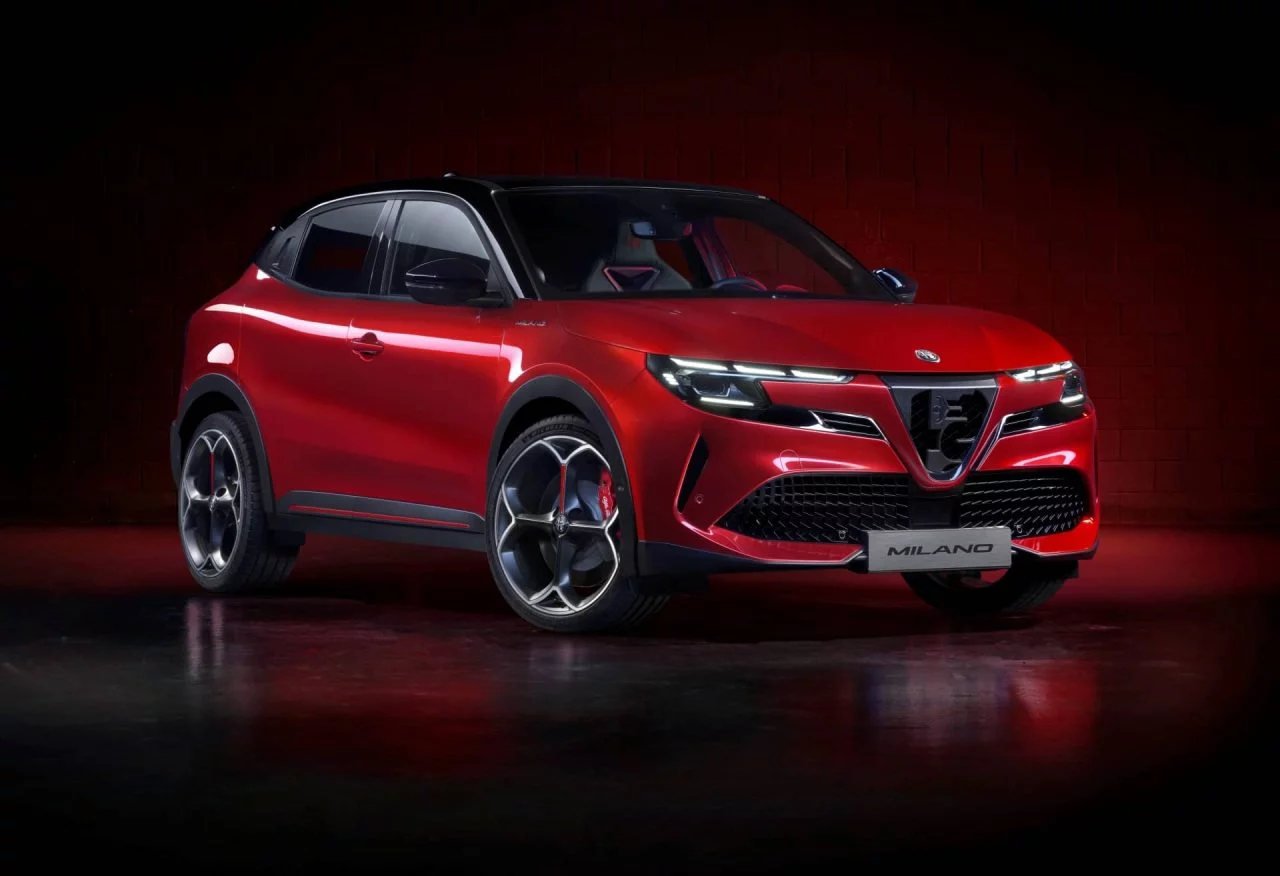 Vista lateral del Alfa Romeo Junior destacando su diseño dinámico y deportivo.