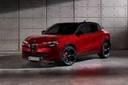 Vista lateral del Alfa Romeo Junior, destacando su diseño elegante y deportivo.