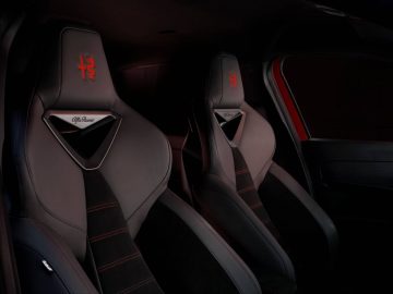 Vista de los asientos deportivos del Alfa Romeo Junior, destacando su ergonomía y diseño.