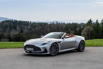 Vista delantera y lateral del nuevo Aston Martin DB12 Volante en entorno natural.