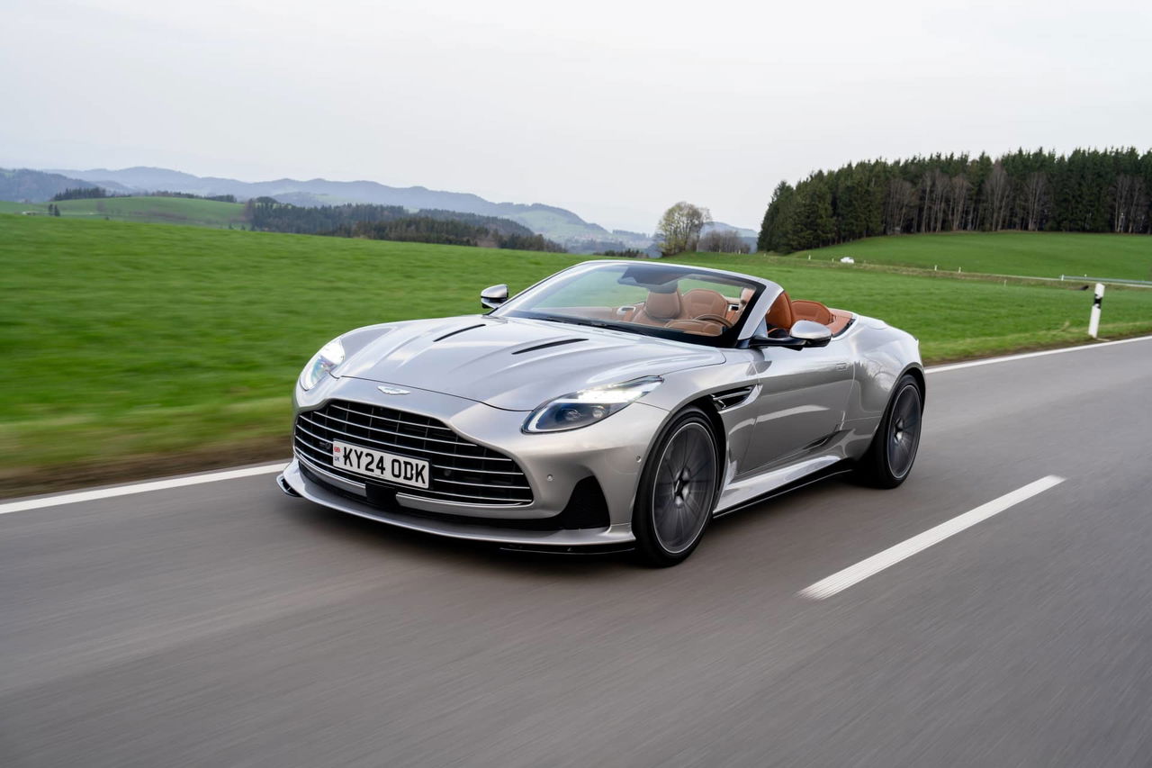 Aston Martin DB12 Volante en dinámica, mostrando su elegante silueta y diseño frontal.