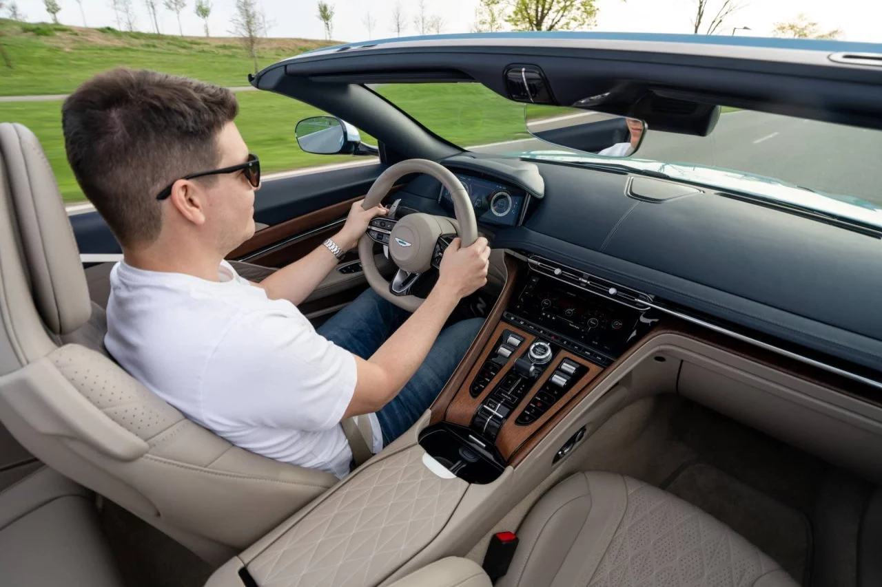 Vista del habitáculo del Aston Martin DB12 Volante, mostrando elegancia y acabados de lujo.