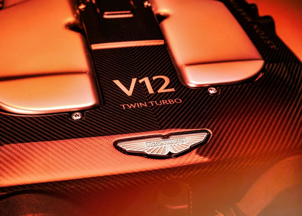 Vista cercana del motor V12 Twin Turbo de Aston Martin, enfatizando su potencia.