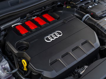 Vista del motor TSI del nuevo Audi S3 2024, destacando su diseño y acabados.