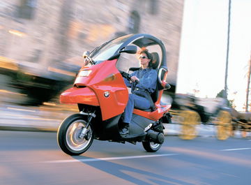 Vista dinámica del BMW C1 en movimiento, destacando su diseño lateral.