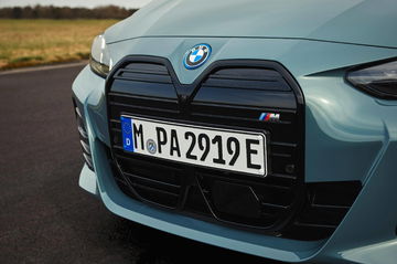 Imagen muestra detalle frontal BMW i4 M50, destacando riñoneras y distintivo M.