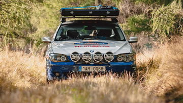 BMW Serie 7 con equipamiento off-road y faros adicionales Hella.