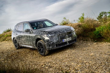 Vista lateral del BMW X3 en pruebas con camuflaje; perfil evidente y diseño robusto.