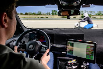 Vista desde el asiento del conductor de un BMW X3 2025, mostrando volante e instrumentación.